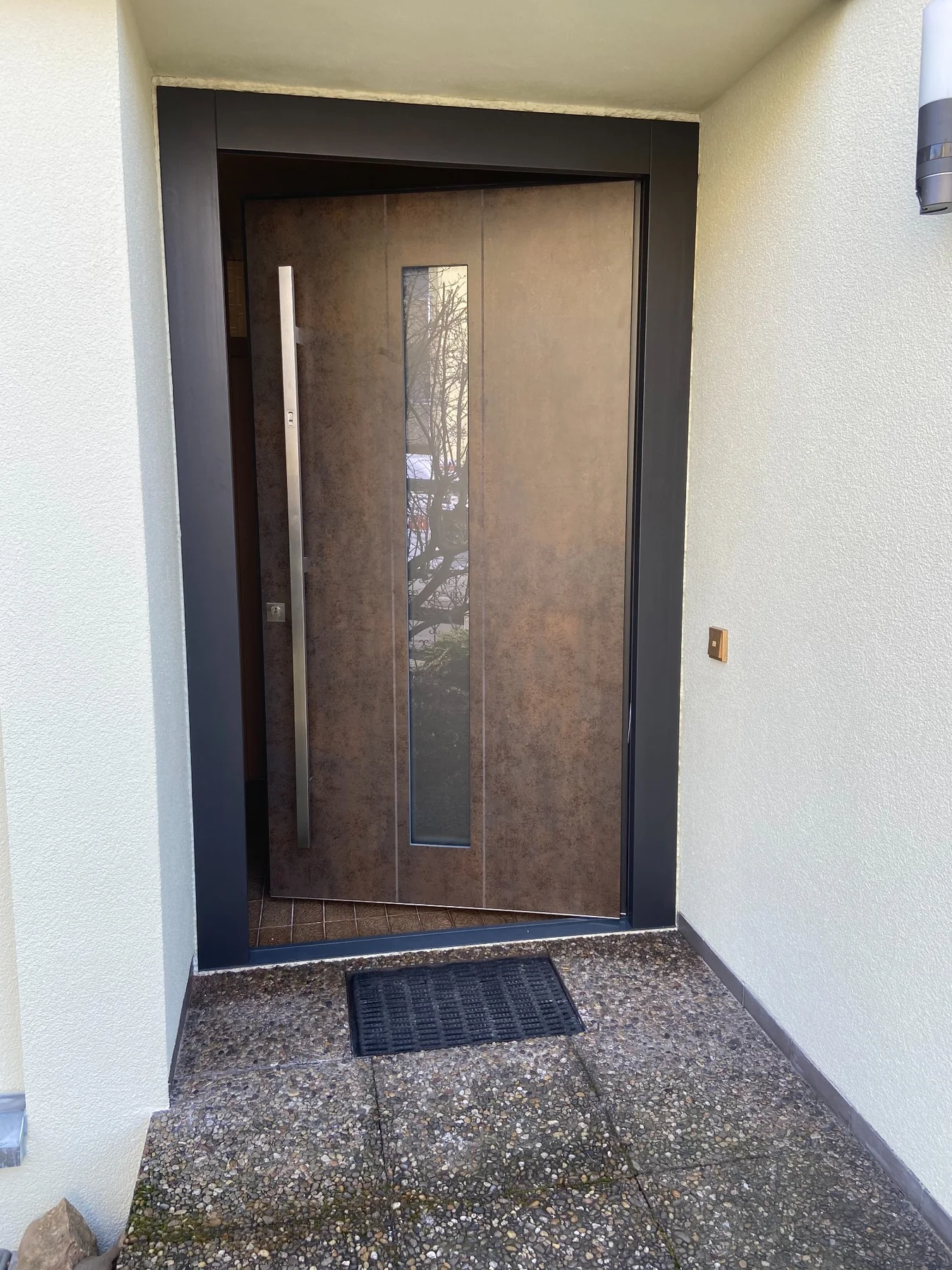 Designhaustür in Betonoptik Haustür in Betonoptik mit schmalem vertikalem Glasausschnitt
