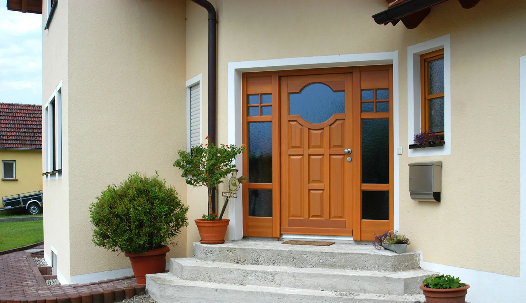 Holzhaustür mit Seitenteilen