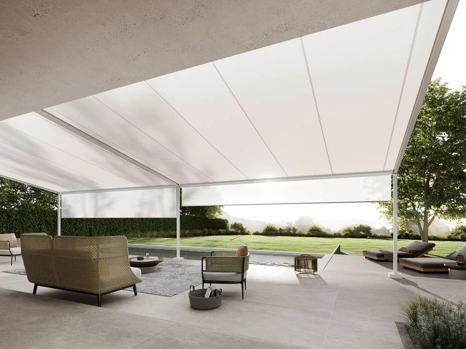 Terrassenbeschattung mit Schattenplus Weiße Pergolamarkise mit Schattenplus über einer Terrasse