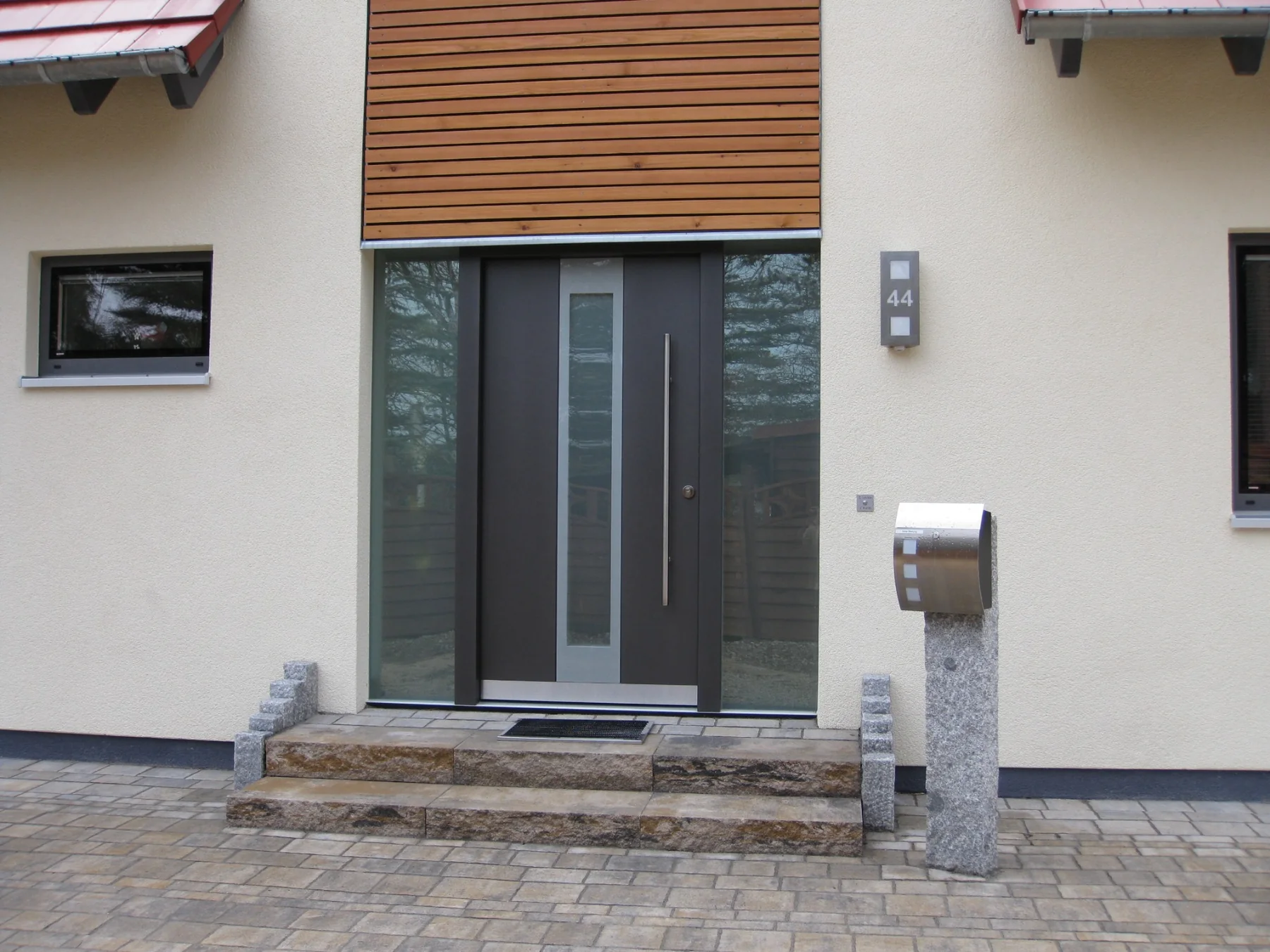 Moderne Haustür mit Seitenteilen