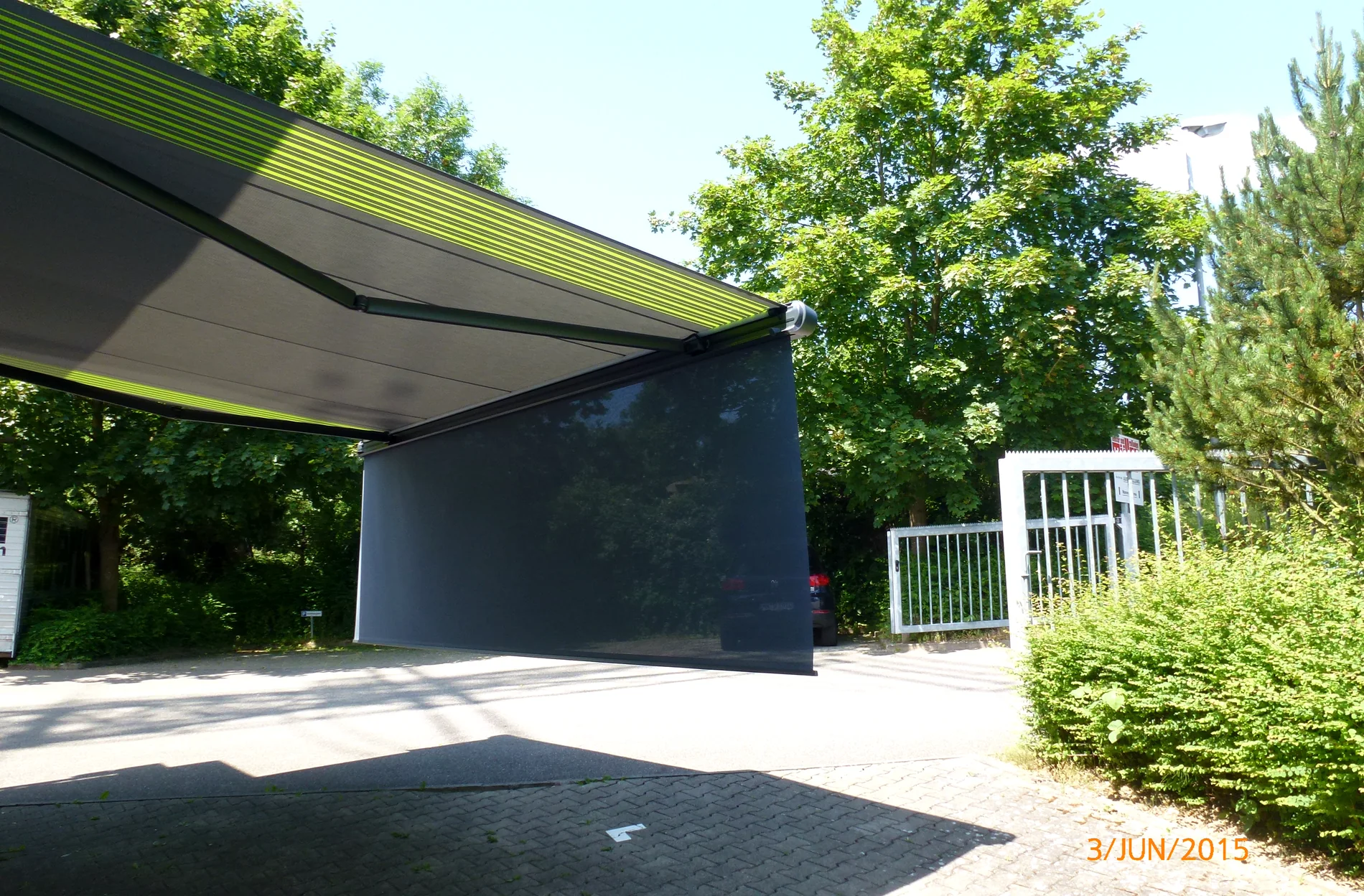 Markise mit grünem Tuch – Referenz von Fenster und Rollladen Müller