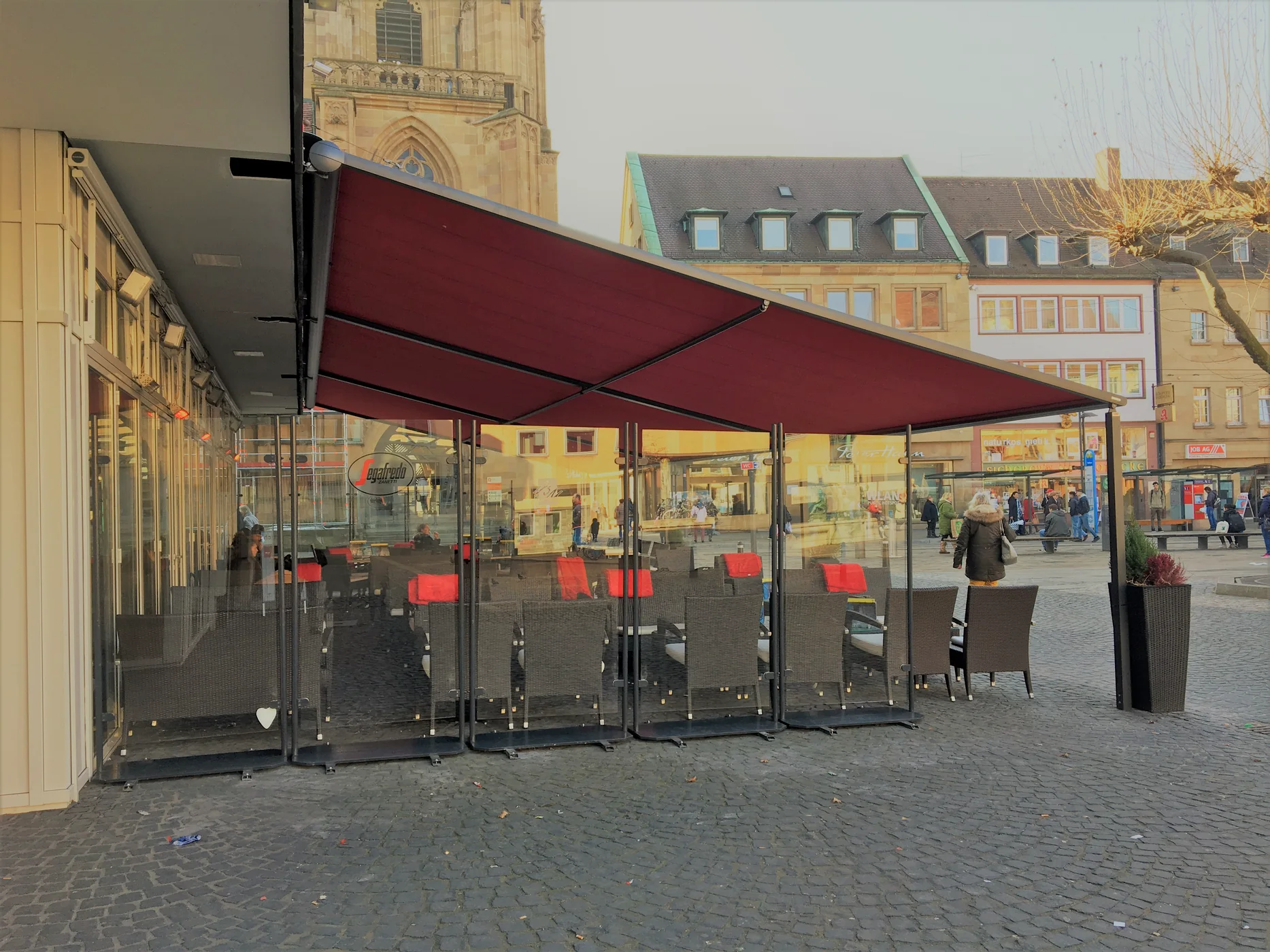 Pergolamarkise für Gastronomie – Referenz von Fenster und Rollladen Müller
