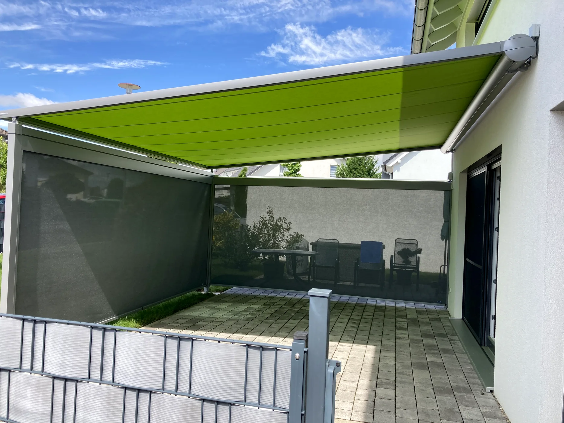 Pergolamarkise mit Seitenschutz – Referenz von Fenster und Rollladen Müller