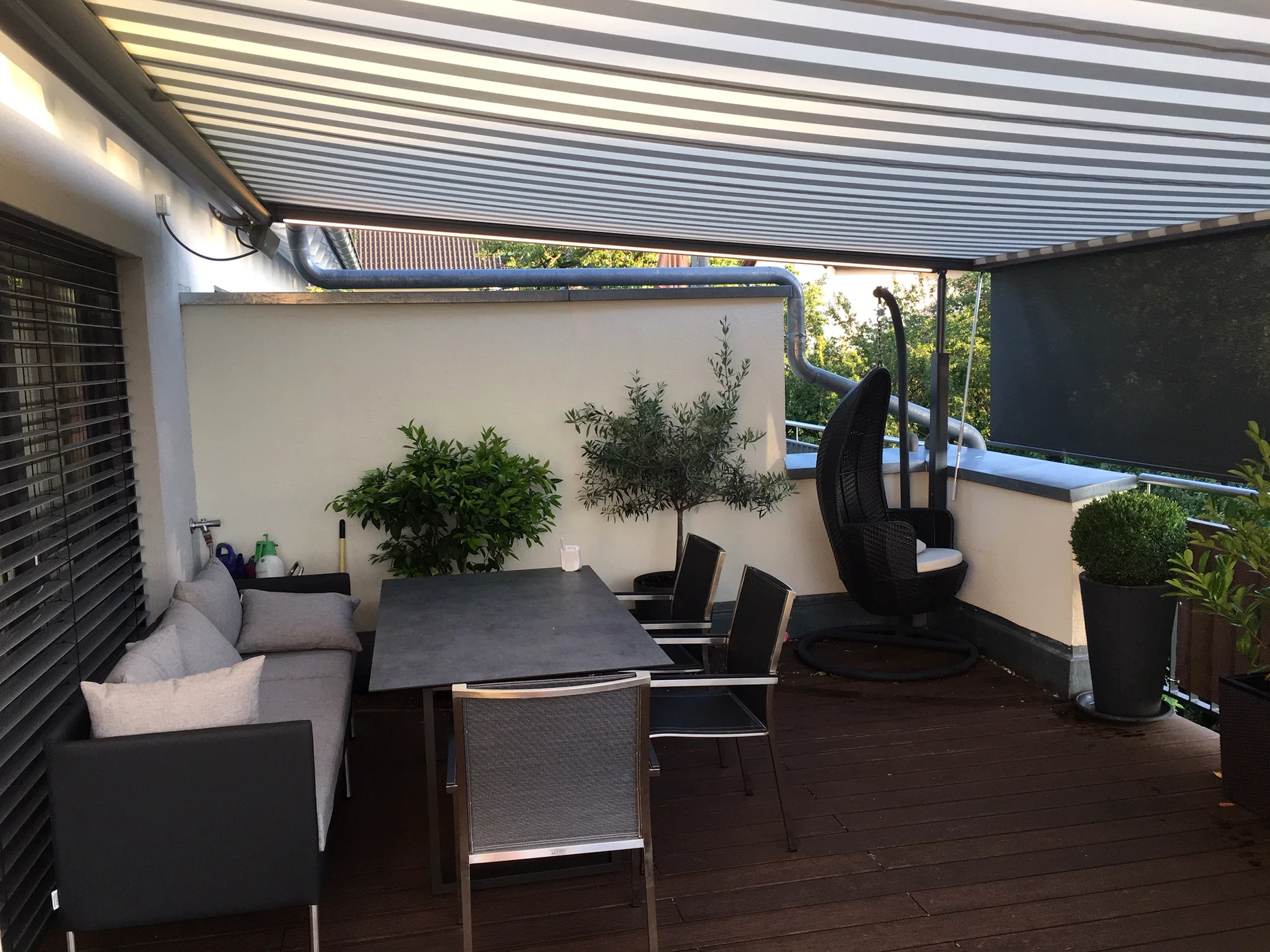 Pergola mit regulierbarem Dach – Referenz von Fenster und Rollladen Müller