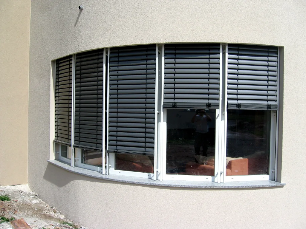 Raffstoreanlage am Rundfenster – Referenz von Fenster und Rollladen Müller