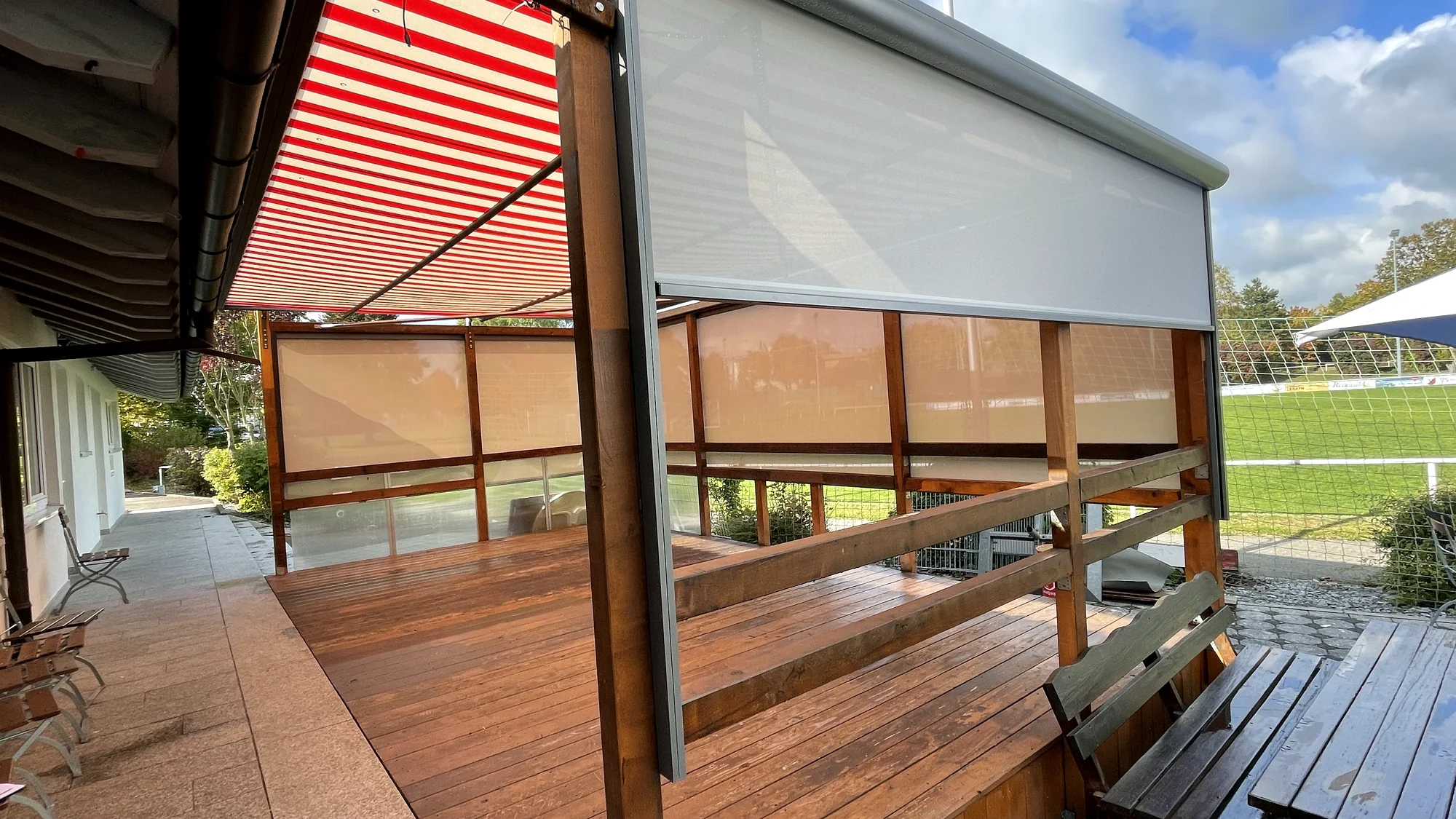 ZIP-Screen an einer Holzterrasse – Referenz von Fenster und Rollladen Müller
