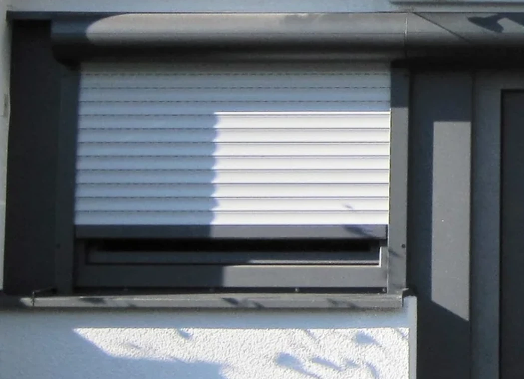 Rollladen am Fenster nachgerüstet Weißer Rollladen an einem bestehenden Fenster
