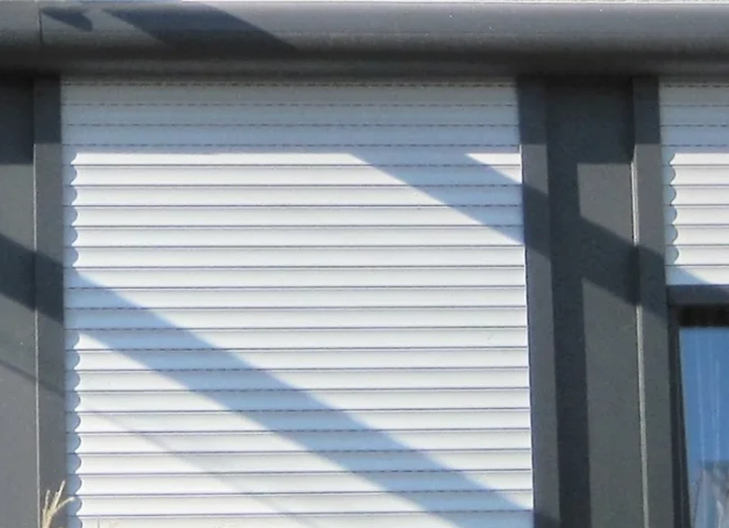 Rollladen-Nachrüstung im Bestand Nachgerüsteter Rollladen mit teilweise geöffnetem Fenster