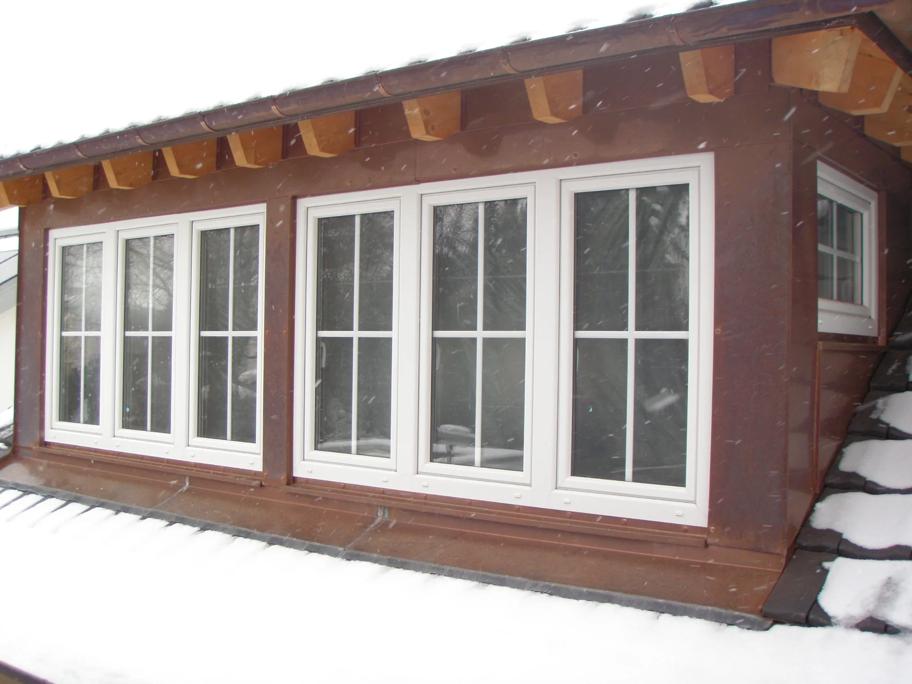 Weiße Fenster im Dachgeschoss